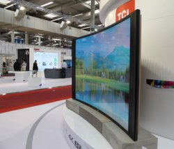 „TCL“ pademonstravo 110 colių lenktą UHD televizorių