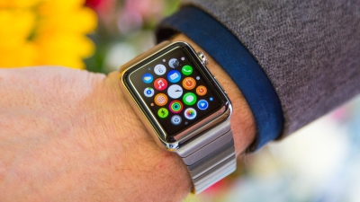 „Apple Watch“ užsakymai bus priimami tik internetu iki pat gegužės