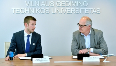 Orlaivių techninio aptarnavimo studentai mokysis iš profesionalų Orlaivių techninio aptarnavimo studentai mokysis iš profesionalų