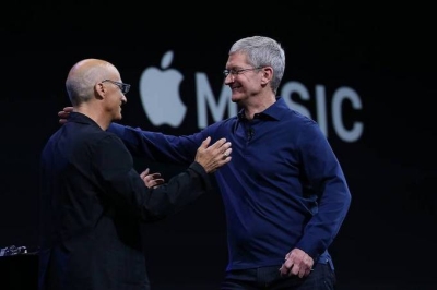 „Apple“ įtariama suokalbiu su muzikos industrijos elitu