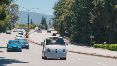 Savaeigiai „Google“ automobiliai išriedėjo į gatves Savaeigiai „Google“ automobiliai išriedėjo į gatves