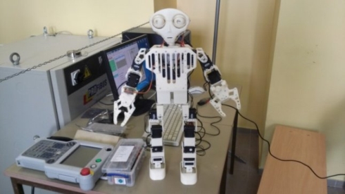 VGTU studentai sukūrė robotą humanoidą