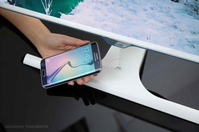 „Samsung“ pristatė pirmąjį pasaulyje monitorių su belaidžio įkrovimo funkcija