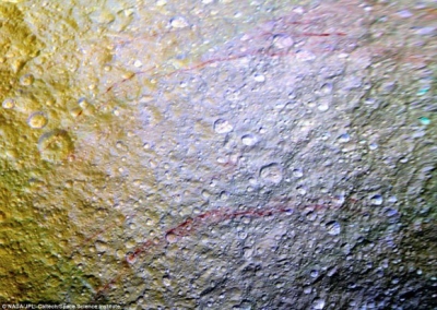 Nauja Saulės sistemos mįslė: Saturno palydovo ledu driekiasi dar nematytos raudonos „kraujosruvos“ Nauja Saulės sistemos mįslė: Saturno palydovo ledu driekiasi dar nematytos raudonos „kraujosruvos“
