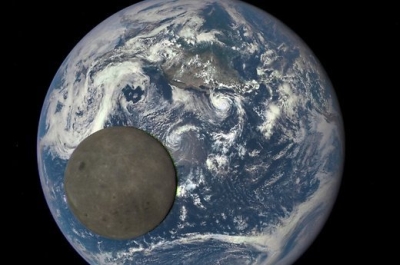 Unikali NASA nuotrauka: tamsioji Mėnulio pusė Žemės fone Unikali NASA nuotrauka: tamsioji Mėnulio pusė Žemės fone