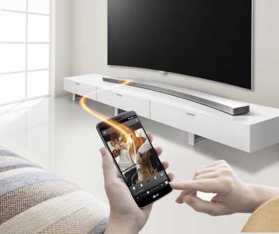 LG pristato lenktą garso kolonėlę LG pristato lenktą garso kolonėlę