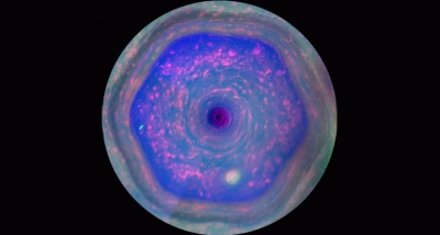 Mokslininkai teigia sukūrę modelį, kuris paaiškina mįslingą Saturno šešiakampį Mokslininkai teigia sukūrę modelį, kuris paaiškina mįslingą Saturno šešiakampį