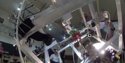 Robotas Rubiko kubą įveikia per kelias sekundes Robotas Rubiko kubą įveikia per kelias sekundes
