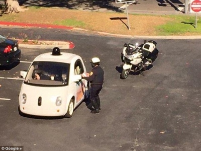 Kelių patrulis sustabdė autonominį Google automobilį už važiavimą per lėtai Kelių patrulis sustabdė autonominį Google automobilį už važiavimą per lėtai