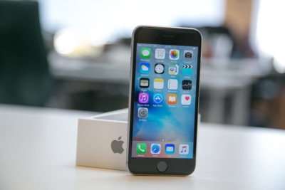 Naujaisiais „iPhone“ galbūt bus galima naudotis ir su pirštinėmis