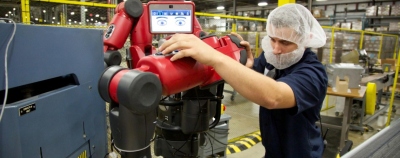 Robotas „Baxter“ ėmė darbuotis „Standby Screw“ fabrike