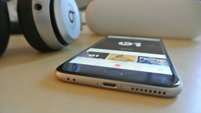 „Apple“ tiekėjas patvirtino gandus apie pašalinius garsus šalinančias „iPhone 7“ ausines „Apple“ tiekėjas patvirtino gandus apie pašalinius garsus šalinančias „iPhone 7“ ausines