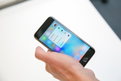 Tūkstančiai „iPhone“ naudotojų skundžiasi: po įrangos atnaujinimo telefonus reikia mesti į šiukšlyną