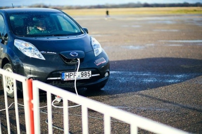 Hibridiniai ir elektriniai automobiliai vis dažniau suranda šeimininką Lietuvoje Hibridiniai ir elektriniai automobiliai vis dažniau suranda šeimininką Lietuvoje
