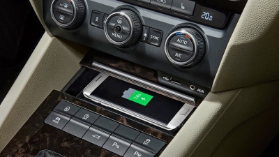 „Škoda“ vejasi „Lexus“ – išmaniuosius telefonus galės įkrauti be laido „Škoda“ vejasi „Lexus“ – išmaniuosius telefonus galės įkrauti be laido