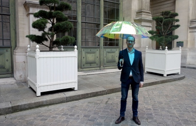 Išmanusis skėtis „Oombrella“ įspės apie artėjantį lietų Išmanusis skėtis „Oombrella“ įspės apie artėjantį lietų