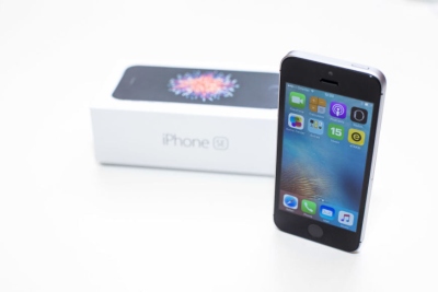 Kitų metų „iPhone“ gali sulaukti svarbaus dizaino atnaujinimo – stiklinio korpuso Kitų metų „iPhone“ gali sulaukti svarbaus dizaino atnaujinimo – stiklinio korpuso