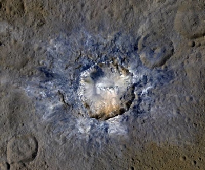 NASA parodė mėlynai nusidažiusio Cereros kraterio nuotrauką NASA parodė mėlynai nusidažiusio Cereros kraterio nuotrauką
