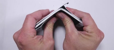 Kinų flagmanas „Xiaomi MI5“ neišlaikė lenkimo testo Kinų flagmanas „Xiaomi MI5“ neišlaikė lenkimo testo