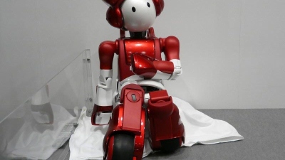 Atnaujintas „Hitachi“ robotas EMIEW padės nesupratingiems turistams