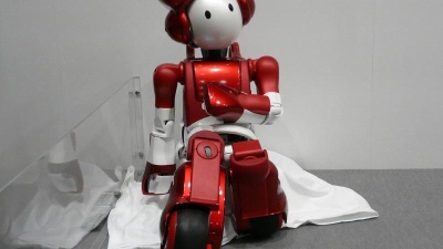 Atnaujintas „Hitachi“ robotas EMIEW padės nesupratingiems turistams Atnaujintas „Hitachi“ robotas EMIEW padės nesupratingiems turistams