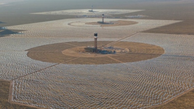 Savaime užsiliepsnojo didžiausia planetoje saulės energijos jėgainė Savaime užsiliepsnojo didžiausia planetoje saulės energijos jėgainė