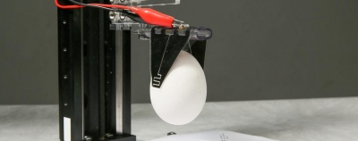 Unikalus EPFL robotas sugeba atsargiai paimti trapius daiktus