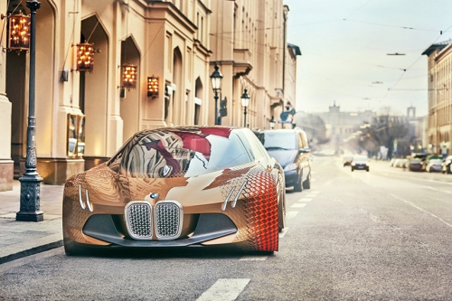Trys BMW koncepciniai automobiliai atskleidžia koncerno ateities viziją
