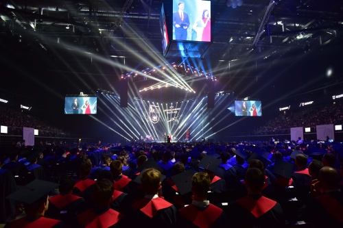 „Žalgirio“ arenoje: diplomai 2,3 tūkst. KTU absolventų, žymūs veidai irgrupė „Golden parazyth“