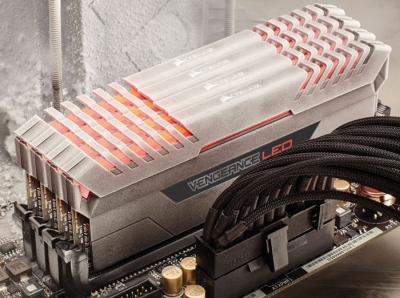„Corsair“ išleidžia „Vangeance“ DDR4 darbinę atmintį su LED apšvietimu