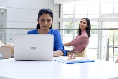 HP nešiojamieji kompiuteriai gaus nuo „nužiūrėjimo“ apsaugotus ekranus HP nešiojamieji kompiuteriai gaus nuo „nužiūrėjimo“ apsaugotus ekranus