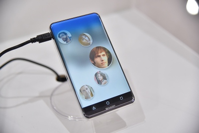 „Sharp“ parodė išmaniųjų telefonų ekraną su užapvalintais kampais „Sharp“ parodė išmaniųjų telefonų ekraną su užapvalintais kampais