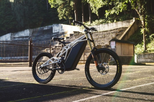 Pasauliui pristatytas išskirtinis, lietuvių sukurtas produktas – galingas elektrinis dviratis skirtas bekelei