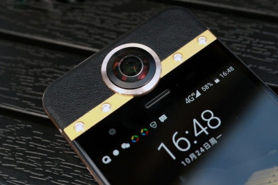 „Protruly“ parodė pirmąjį pasaulyje išmanųjį telefoną su 360 laipsnių kamera