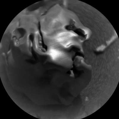 Naujas „Curiosity“ trofėjus – zondas Marse rado gluminantį metalo meteoritą Naujas „Curiosity“ trofėjus – zondas Marse rado gluminantį metalo meteoritą