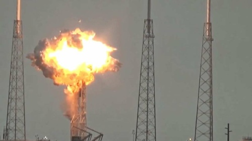 Paslaptingas „SpaceX“ elgesys: raketos sprogimas galėjo būti sabotažas ar net išpuolis prieš kompaniją?