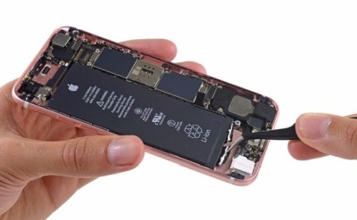 „Apple“ pripažino pirmosios partijos „iPhone 6S“ baterijų broką