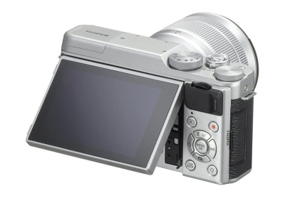 Skaitmeninis fotoaparatas „Fujifilm X-A10“ gavo 180 laipsnių kampu atlenkiamą ekraną