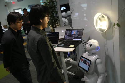 IBM moko robotą humanoidą prižiūrėti vyresnio amžiaus žmones