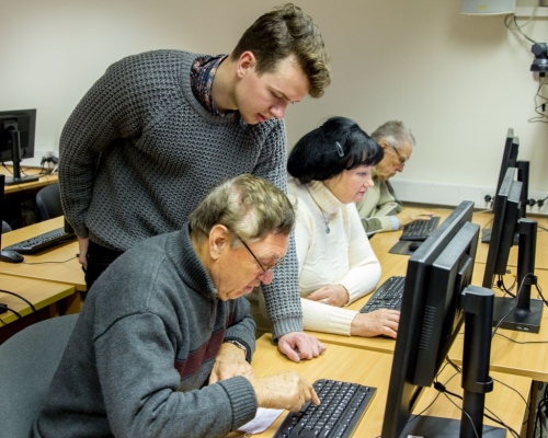 KTU talentų akademijos „GIFTed.COMM“ studentai senjorus mokė kompiuterinioraštingumo