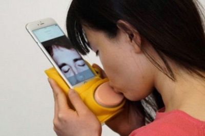 „Kissenger“ – įrenginys bučinių perdavimui per išmanųjį telefoną