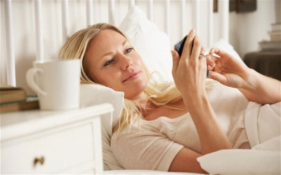 Dauguma žmonių patikrina išmanųjį telefoną praėjus vos 5 minutėms po pabudimo