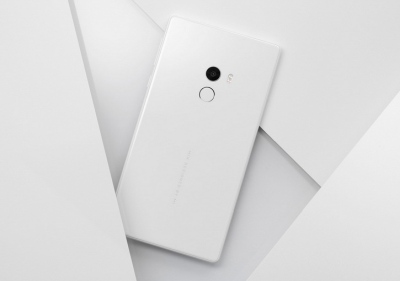 Baltą „Xiaomi Mi MIX“ parodė CES 2017 parodoje