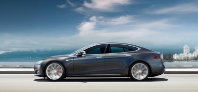 „Tesla“ pagerino ir taip įspūdingą „Model S“ įsibėgėjimo laiką