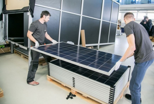 Žvilgsnis į turbūt pažangiausių pasaulyje saulės baterijų gamyklą