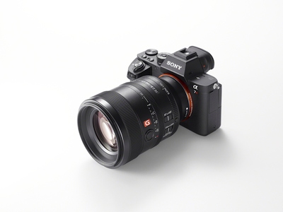Du nauji „Sony“ teleobjektyvai portretinei fotografijaiir kompaktiška blykstė Du nauji „Sony“ teleobjektyvai portretinei fotografijaiir kompaktiška blykstė