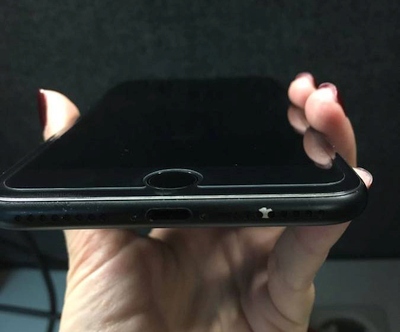Matinių „iPhone 7“ ir „iPhone 7 Plus“ savininkai skundžiasi dažų kokybe