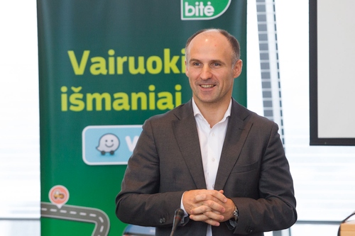 „Bitė“ kartu su savivaldybėmis ir automobilių kelių direkcija kviečia vairuoti išmaniau