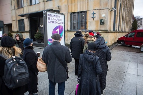 Vilniaus centre prie bankomatų driekėsi eilės