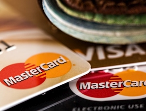 Sparčiai populiarėja bekontaktės mokėjimo kortelės: ką apie jas verta žinoti?